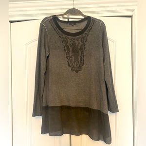 Tempo Paris Beautiful sweater grey with viscose trim and lace details on front.